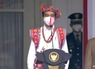 Presiden Jokowi kenakan pakaian adat Timor Tengah Selatan saat Upacara Detik-detik Proklamasi di Istana Merdeka Jakarta, Senin (17/8/2020). [Screenshot Youtube Sekretariat Presiden]