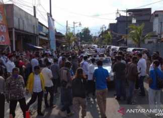 Rombongan pasangan Herman Suherman-TB Mulyana saat mendaftarkan diri ke kantor KPU Cianjur, Jawa Barat, sehingga menyedot perhatian warga, Jumat (4/9) [Antara/Ahmad Fikri].