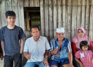 Tim pemenangan pasangan Bakal Calon Bupati dan Wakil Bupati, Andi Ilham Zainuddin-Rismayani Syamsuddin (AIZ-Risma), H Ismail (tengah) saat melakukan sosiasialisasi di masayrakat. (Ist).