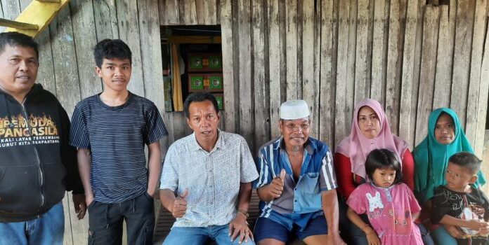 Tim pemenangan pasangan Bakal Calon Bupati dan Wakil Bupati, Andi Ilham Zainuddin-Rismayani Syamsuddin (AIZ-Risma), H Ismail (tengah) saat melakukan sosiasialisasi di masayrakat. (Ist).