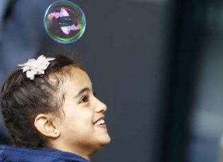 Ilustrasi bahagia/ seorang gadis imigran tersenyum di Vienna, Austria September 6, 2015.