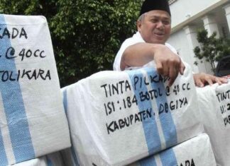 Ilustrasi--Komisioner KPU Arief Budiman mengecek pengiriman tinta Pilkada Provinsi Papua, di KPU, Jakarta