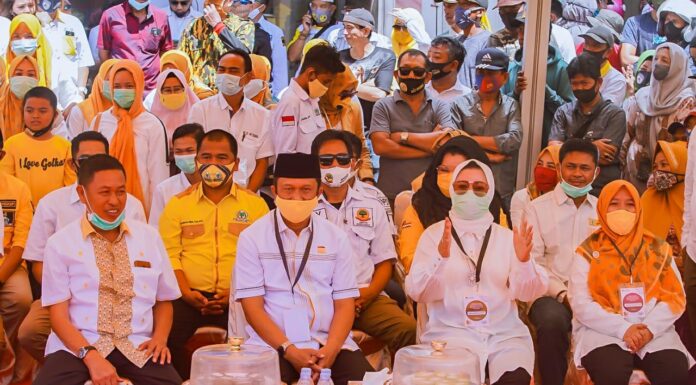 Pasangan Bakal Calon Bupati dan Wakil Bupati Kabupaten Pangkep, Andi Ilham Zainuddin dan Rismayani Syamsuddin (AIZ-Risma) mendaftar di Komisi Pemilihan Umum (KPU) Pangkep pada hari terkakhir, Minggu 6 September 2020. (Ist)
