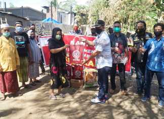 PT Semen Tonasa menyalurkan bantuan kepada warga terdampak kebakaran, pada Jum&#Array;at 11 September 2020, di Kampung Batu Batu Desa Taraweang (Humas ST).