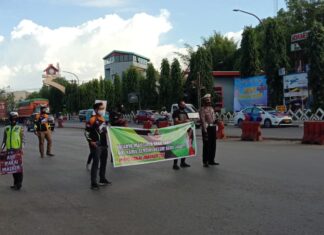 Polres Pangkep bersama komunitas motor Yamaha Nmax Club Indonesia(YNCI) Pangkep menggelar aksi imbauan dan juga membagikan masker kepada pengguna jalan yang melintas di jalan poros Makassar - Pare, Sabtu, September 2020. (Ist).