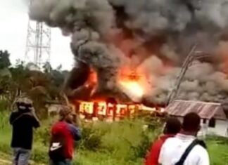 Kantor Disnaker Keerom dibakar kelompok massa yang kecewa dengan pengumuman hasil CPNS. (Dok istimewa)