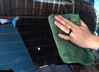 Tips membersihkan jamur dari kaca mobil. [Suara.com/Manuel Jeghesta]