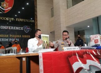 Jumpa pers penangkapan tokoh KAMI di Bareskrim Polri, Kebayoran Baru, Jakarta Selatan, Kamis (15/10/2020). [Suara.com/Yasir]