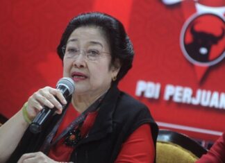 Ketua Umum PDI Perjuangan Megawati Soekarnoputri memberikan keterangan pers usai pengukuhan dirinya sebagai Ketua Umum PDIP periode 2019-2024 dalam Kongres V PDI Perjuangan di Sanur, Denpasar, Bali, Kamis (8/8). [ANTARA FOTO/Fikri Yusuf]
