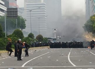 Aksi massa menolak Undang-Undang Cipta Kerja di Jalanb Medan Merdeka Selatan, jakarta, dipukul mundur aparat kepolisian, Kamis (8/10/2020). [Suara.com/Muhammad Yasir]