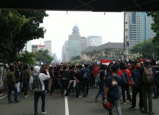 Aksi gabungan mahasiswa dan pelajar saat demo tolak Omnibus Law Cipta Kerja di kawasan Patung Kuda. (Suara.com/Mu Yasir)