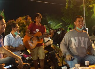 Calon Bupati Kabupaten Pangkep Muhammad Yusran Lalogau (MYL) bersama istrinya Nurlita Wulan Purnama nongkrong di area publik bambu runcing di Kabupaten Pangkep, Sabtu malam, 24 Oktober 2020, pekan kemarin.(Ist).