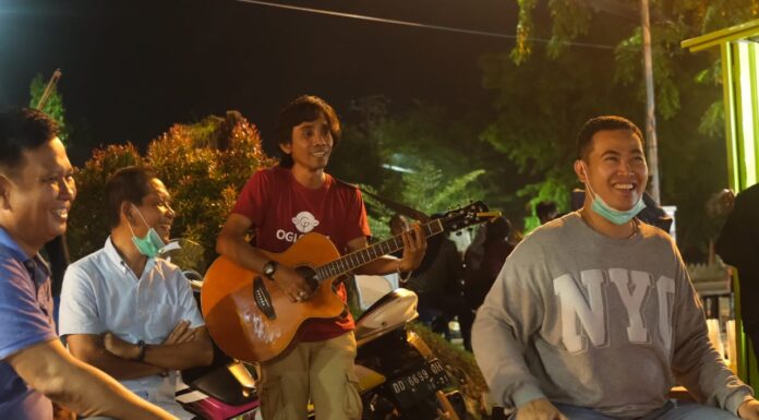 Calon Bupati Kabupaten Pangkep Muhammad Yusran Lalogau (MYL) bersama istrinya Nurlita Wulan Purnama nongkrong di area publik bambu runcing di Kabupaten Pangkep, Sabtu malam, 24 Oktober 2020, pekan kemarin.(Ist).