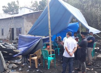 Perusahaan Semen Tonasa memberikan bantuan tanggap bencana pada korban kebakaran yang terjadi di Dusun Gatta-gattareng Desa Taraweang Kabupaten Pangkep.(Humas ST).