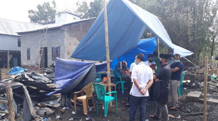 Perusahaan Semen Tonasa memberikan bantuan tanggap bencana pada korban kebakaran yang terjadi di Dusun Gatta-gattareng Desa Taraweang Kabupaten Pangkep.(Humas ST).