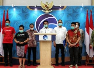 Menkominfo Johnny Plate menggelar konferensi pers bersama perwakilan Tokopedia, Bukalapak, dan Halodoc di Jakarta, Senin (23/3/2020). [Antara]