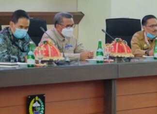 Kordinator Wilayah 8 Komisi KPK RI Kumbul Kuswidjanto Sudjadi (kiri) dan Gubernur Sulawesi Selatan (tengah) memimpin rapat koordinasi pencegahan korupsi terintegrasi, Selasa (10/11/2020) / [Foto Suarasulsel.id: Lorensia Clara Tambing]