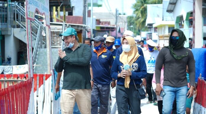 Masyarakat Pulau Gondong Bali Desa Mattiro Matae, Kecamatan Liukang Tubabiring menyambut kehadiran Calon Bupati Kabupaten Pangkep Muhammad Yusran Lalogau dalam kegiatan kampanye dan sosialisasi di Pilkada Pangkep, Selasa, 11 November 2020.