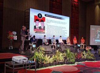 Pasangan calon Bupati dan Wakil Bupati Kabupaten Pangkep nomor urut 1, Muhammad Yusran Lalogau dan Syahban Sammana tampil dengan sangat baik di acara debat publik yang digelar oleh KPU Pangkep di hotel Gammara, Makassar, Senin, 1 November 2020.