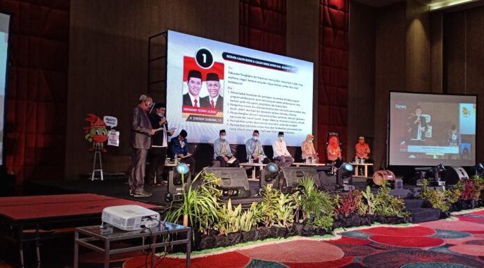 Pilkada Pangkep Debat Kandidat, MYL Paparkan Visi Misi Pangkep Hebat Pasangan calon Bupati dan Wakil Bupati Kabupaten Pangkep nomor urut 1, Muhammad Yusran Lalogau dan Syahban Sammana tampil dengan sangat baik di acara debat publik yang digelar oleh KPU Pangkep di hotel Gammara, Makassar, Senin, 1 November 2020.