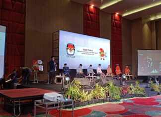 Pasangan calon Bupati dan Wakil Bupati Kabupaten Pangkep nomor urut 1, Muhammad Yusran Lalogau dan Syahban Sammana tampil dengan sangat baik di acara debat publik yang digelar oleh KPU Pangkep di hotel Gammara, Makassar, Senin, 1 November 2020.