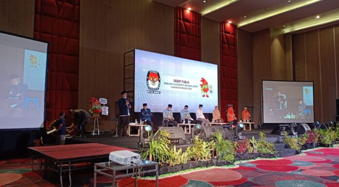 Pasangan calon Bupati dan Wakil Bupati Kabupaten Pangkep nomor urut 1, Muhammad Yusran Lalogau dan Syahban Sammana tampil dengan sangat baik di acara debat publik yang digelar oleh KPU Pangkep di hotel Gammara, Makassar, Senin, 1 November 2020.