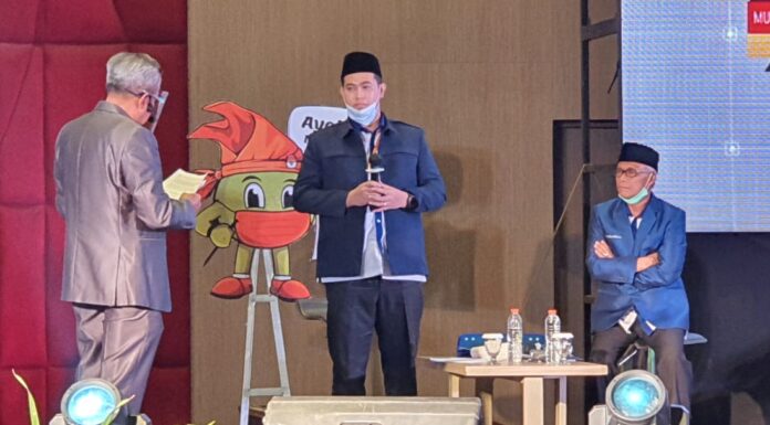 Pasangan calon Bupati dan Wakil Bupati Kabupaten Pangkep nomor urut 1, Muhammad Yusran Lalogau dan Syahban Sammana tampil dengan sangat baik di acara debat publik yang digelar oleh KPU Pangkep di hotel Gammara, Makassar, Senin, 1 November 2020.