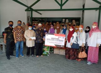 HUT PT Semen Tonasa ke-52 Tahun, Kerukunan Istri Karyawan Semen Tonasa (KIKST) menggelar anjangsana ke Pondok Pesantren dan Panti Asuhan, Kamis, 12 November 2020.(Humas ST).