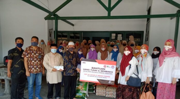 HUT PT Semen Tonasa ke-52 Tahun, Kerukunan Istri Karyawan Semen Tonasa (KIKST) menggelar anjangsana ke Pondok Pesantren dan Panti Asuhan, Kamis, 12 November 2020.(Humas ST).