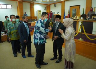 Ketua DPD NasDem Pangkep Muhammad Yusran Lalogau (MYL) memberikan ucapan selamat kepada Haris Gani yang baru saja dilantik menjadi Ketua DPRD Pangkep.(Ist).