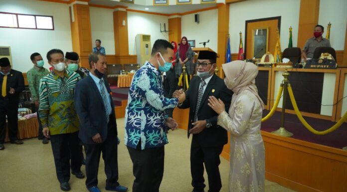 Ketua DPD NasDem Pangkep Muhammad Yusran Lalogau (MYL) memberikan ucapan selamat kepada Haris Gani yang baru saja dilantik menjadi Ketua DPRD Pangkep.(Ist).