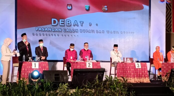 Pasangan calon nomor urut 1 (satu) Bupati dan Wakil Bupati Muhammad Yusran Lalogau dan Syahban Sammana (MYL-SS) menjawab pertanyaan yang terkait desentralisai dan pelibatan publik dalam setiap Peraturan Daerah yang dibuat. (Ist).