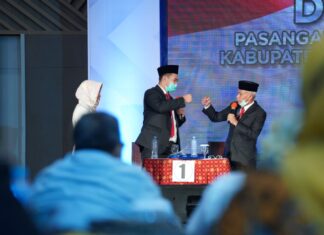 Pasangan calon nomor urut 1 (satu) Bupati dan Wakil Bupati Muhammad Yusran Lalogau dan Syahban Sammana (MYL-SS) dalam debat terakhir di Pilkada Pangkep. (media center MYL-SS).