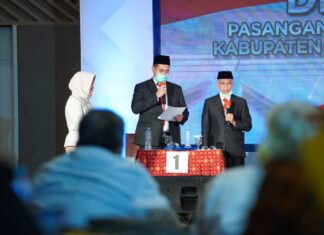 Pasangan calon nomor urut 1 (satu) Bupati dan Wakil Bupati Muhammad Yusran Lalogau dan Syahban Sammana (MYL-SS) dalam debat terakhir di Pilkada Pangkep. (media center MYL-SS).