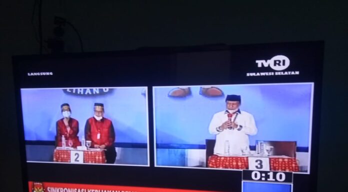 Andi Ilham Zainuddin baju putih. Calon Bupati Pangkep nomor urut 3 (tiga) dalam debat kandidat di hotel Claro Makassar. Senin, 30 November 2020.