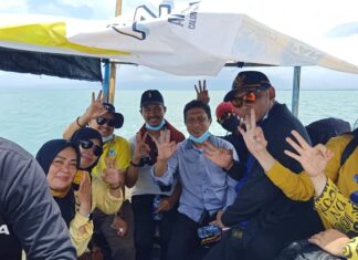 Andi Ilham Zainuddin (Tengah) berfoto bersama tim pemenangan AIZ-Risma.(Ist).