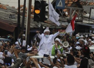 Imam Besar Front Pembela Islam (FPI) Habib Rizieq Shihab tiba di markas Front Pembela Islam, Petamburan, Jakarta, Selasa (10/11/2020). [Suara.com/Angga Budhiyanto]