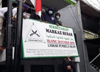Brimob dan tentara bongkar atribut FPI di Petamburan, Jakarta Pusat. (Suara.com/Novian)