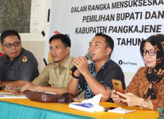 Anggota KPU Pangkep Saiful Mujib (tengah).(Ist).