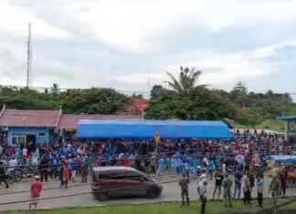 Foto kerumunan massa paslon nomor urut dua Rahman Assagaf-Muammar Muhayyang yang beredar di media sosial. (Ist).