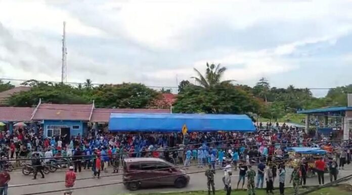 Foto kerumunan massa paslon nomor urut dua Rahman Assagaf-Muammar Muhayyang yang beredar di media sosial. (Ist).