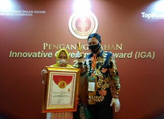 Bupati Kabupaten Pangkep Syamsuddin  Hamid bersama Kepala Badan Penelitian dan Pengembangan Daerah (Balitbangda) Kabupaten Pangkep, Hj Risnawati Sakkirang menerima penghargaan IGA 2020 dari Kementerian Dalam Negeri.(Ist).