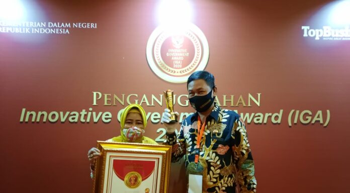 Pangkep Raih Penghargaan IGA 2020 Kategori Daerah Inovatif Bupati Kabupaten Pangkep Syamsuddin  Hamid bersama Kepala Badan Penelitian dan Pengembangan Daerah (Balitbangda) Kabupaten Pangkep, Hj Risnawati Sakkirang menerima penghargaan IGA 2020 dari Kementerian Dalam Negeri.(Ist).