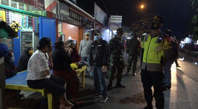 Kapolres Pangkep AKBP Endon Nurcahyo, Dandim 1421 Pangkep Letkol Inf Hengky Vantriardo, Wakil Bupati Pangkep Syahban Samman dan Ketua DPRD Kabupaten Pangkep H Haris Gani berjalan mendatangi masyarakat yang kumpul jelang tahun baru 2021.(Pangkep.terkini.id.).