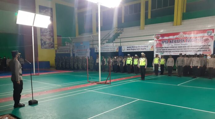 Pimpin Apel Kesiapan Pengamanan Tahun Baru, Kapolres Pangkep Imbau Masyarakat Patuhi Protokol Kesehatan Kapolres Pangkep AKBP Endon Nurcahyo, melaksanakan apel kesiapan pengamanan Tahun Baru 2021 di GOR Merpati Emas Kabupaten Pangkep Kamis, 31 Desember 2020.(Humas Polres Pangkep).