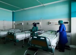 Perawat menyiapkan tempat perawatan pasien Covid-19 tambahan di RSUD Suradadi / [Suara.com / F Firdaus]