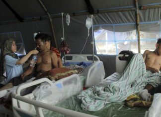 Korban gempa bumi bermagnitudo 6,2 dirawat di halaman Rumah Sakit Regional Sulbar, Mamuju, Sulawesi Barat, Sabtu (16/1/2021). [ANTARA FOTO/Akbar Tado]