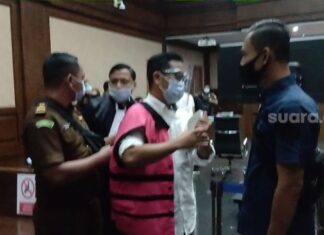 Andi Irfan Jaya (rompi pink) saat menjalani sidang sebagai terdakwa di Pengadilan Tipikor Jakarta. (Suara.com/Arga)