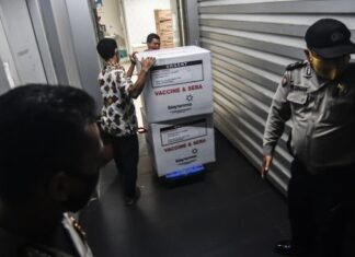 Petugas Bio Farma melakukan bongkar muat vaksin COVID-19 Sinovac setibanya di Dinas Kesehatan DKI Jakarta, Kamis (7/1/2021). [ANTARA FOTO/Muhammad Adimaja]
