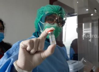Vaksinator di RSUD Tangsel menunjukkan Vaksin Sinovac yang akan disuntikkan ke tenaga medis, Jumat (15/1/2021). [Suarabanten.id/Wivy]